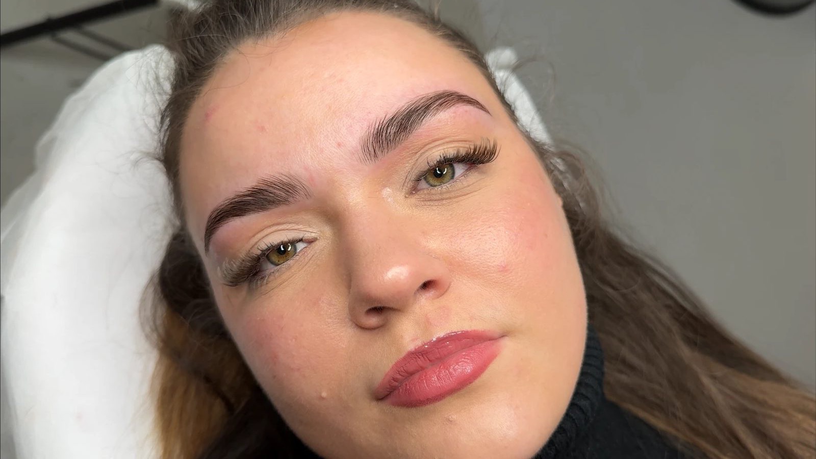 Stylizacja brwi i przedłużone rzęsy — efekt zabiegu w Magnolia Beauty